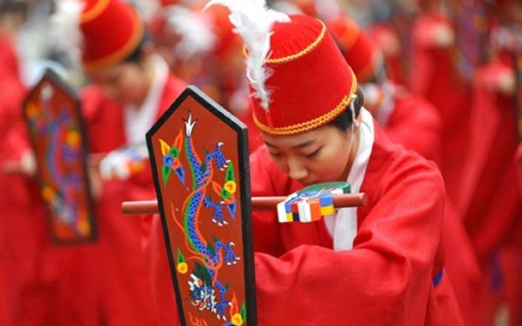 Республіка Корея, Сеул. Південнокорейські танцівниці виконують традиційний танок "Palilmu" під час великої конфуціанської церемонії Сокджон (Seokjeon). Храм, в якому щороку проводять урочисту церемонію на честь Конфуція, був побудований у 1398 році для корейських конфуціанських вчених. / © AFP