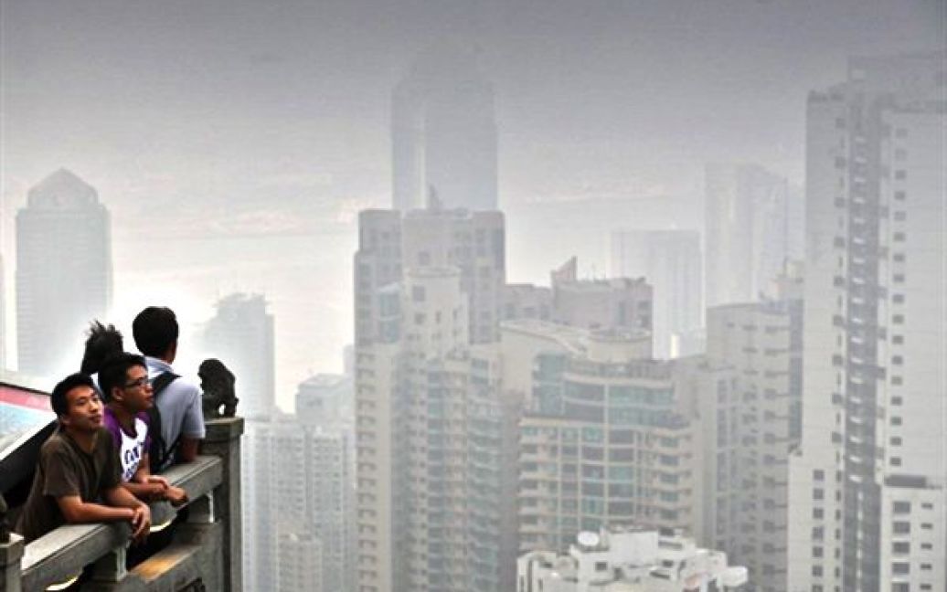 Туристи оглядають Гонконг зі оглядового майданчика. Рівень забруднення повітря у Гонконзі виріс на 10% у порівнянні із січневим. / © AFP