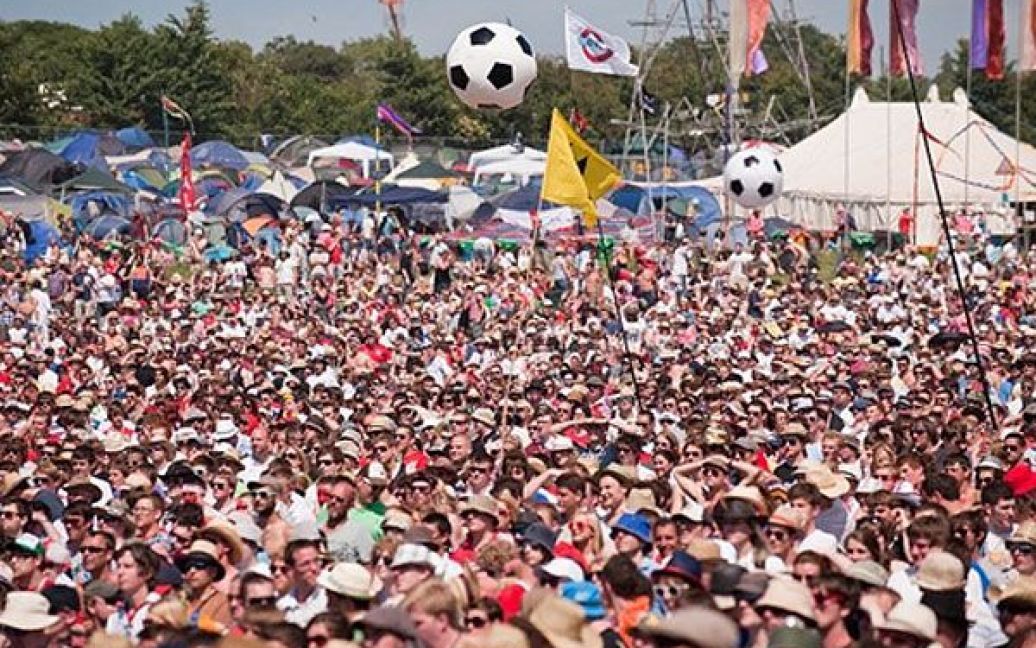 Музичний фестиваль у Гластонбері є однією з наймасштабніших у світі музчиною подією, що проходить простонеба. / © AFP