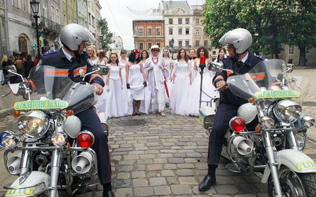 Парад наречених у Львові відбувся у супроводі ДАІ / © УНІАН