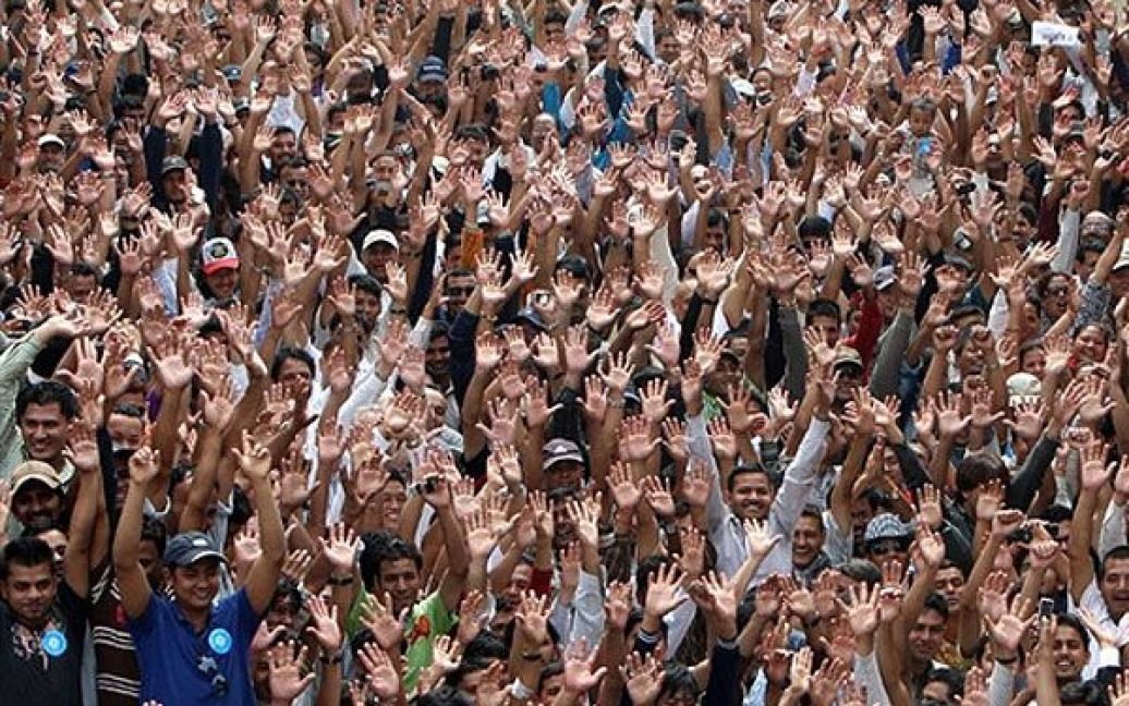 Непал, Катманду. Місцеві жителі піднімають руки під час мирного мітингу в Катманду, закликаючи коаліційний уряд і опозицію маоїстів врегулювати свої суперечки. США закликали непальських маоїстів припинити страйк, через який країна опинилась у блокаді, і який може перерости у жорстоке протистояння. / © AFP