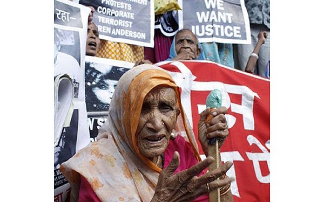 Індія, Бхопал. Індійська жінка, яка бере участь у демонстрації, вигукує гасла і плаче. У Бхопалі провели акцію протесту перед будівлею суду після того, як менеджерам компанії, яких визнали винними у катастрофі 1984 року, присудили по два роки тюремного ув&#039;язнення. У 1984 році у Бхопалі сталась аварія на хімічному заводі, в результаті якої загинули більше 18 тисяч людей (3 тисячі одразу, ще 15 &ndash; протягом наступних кількох років). / © AFP