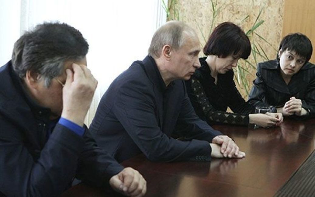 Прем&#039;єр-міністр РФ Володимир Путін зустрівся з родичами загиблих / © AFP