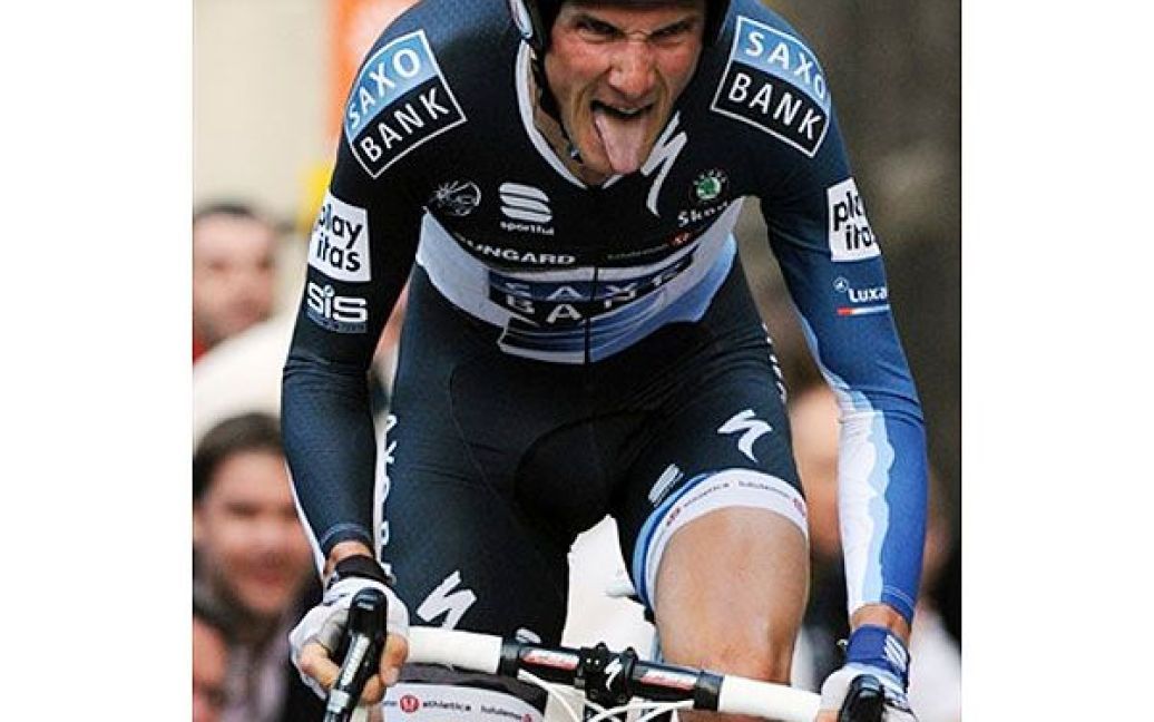 Люксембург. Велосипедист Франк Шлек показує язика. У Люксембургу проходить велогонка на дистанції 2,659 "Тур дю Люксембург". / © AFP