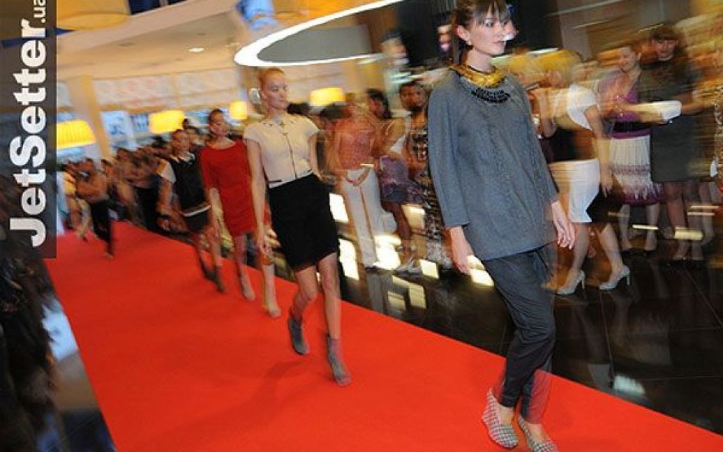 Перед прем&rsquo;єрою фільму гостей розважали модним показом "Nota Bene&Karavay" від дизанера Ірини Каравай / © jetsetter.ua