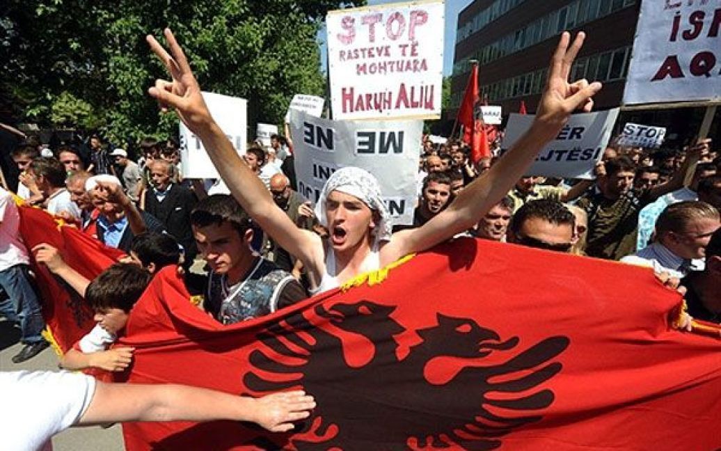 Македонія, Скоп&#039;є. Близько 2 тисяч етнічних албанців провели антиурядову акцію протесту перед будівлею Парламенту Республіки Македонія в центрі міста Скоп&#039;є. Мітингувальники протестували проти дискримінації етнічних албанців за етнічними та релігійними ознаками, а також проти кількох судових рішень щодо етнічних албанців. / © AFP