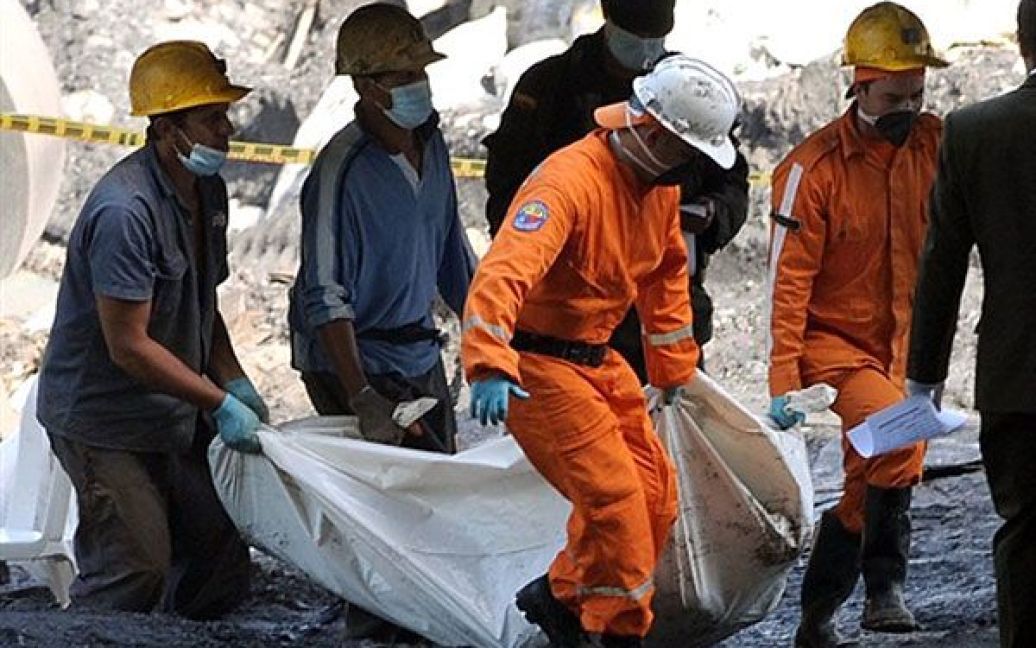 Колумбія, Амага Колумбійські рятувальники і шахтарі виносять тіла постраждалих після вибуху на вугільній шахті у департаменті Антіокія. Посадові особи заявили, що були знайдені тіла 8 гірників, а шанси на виживання ще 70 шахтарів, які залишаються під землею, є дуже низькими. / © AFP
