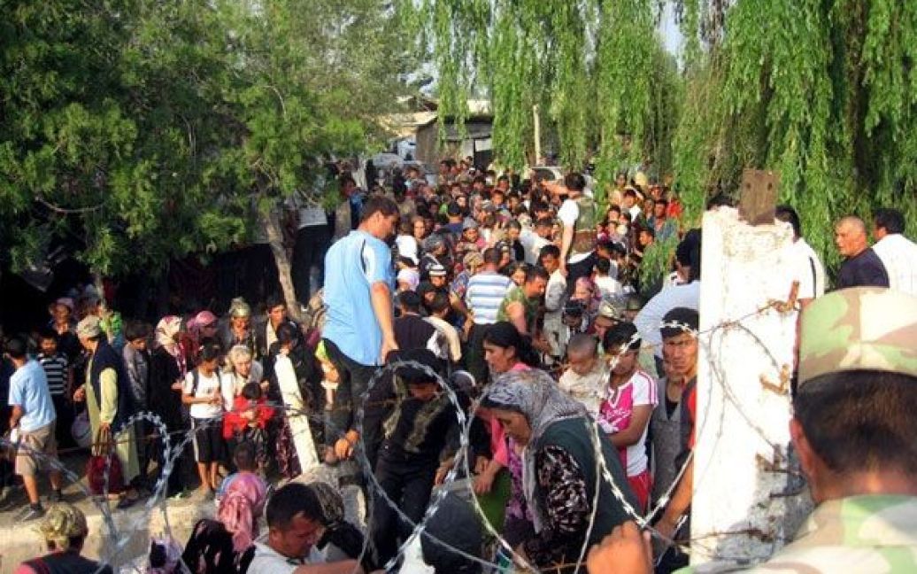 На кордоні з Узбекистаном зібрався великий потік біженців, які намагаються залишити Киргизію, рятуючись погромів і грабежів. / © Getty Images/Fotobank