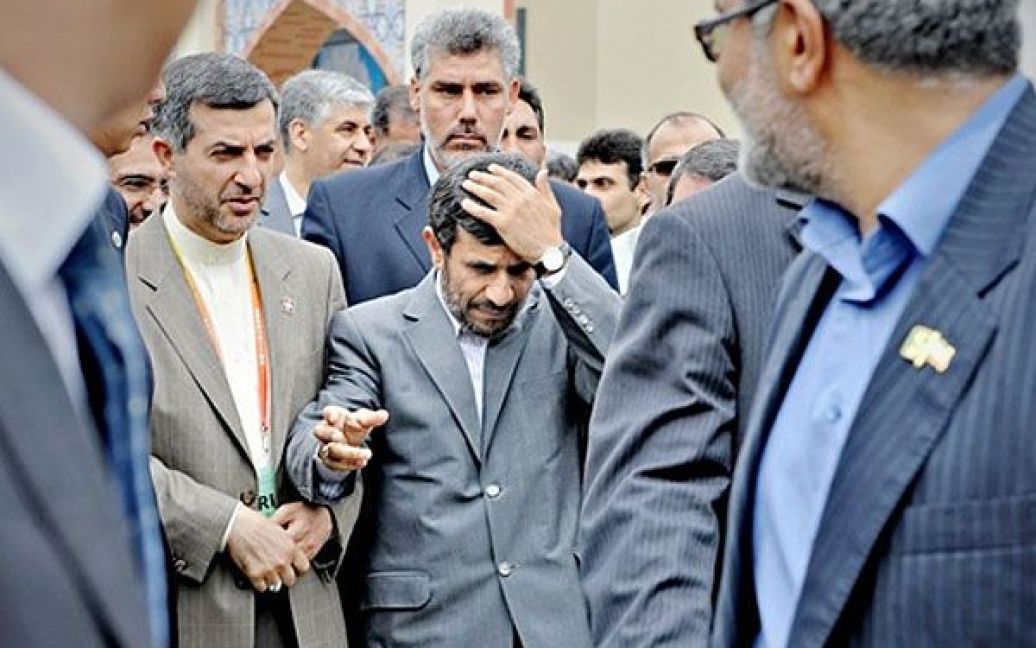 Китай, Шанхай. Президент Ірану Махмуд Ахмадінежад прокладає собі шлях через натовп до іранського павільйону під час свого візиту на Всесвітню виставку "World Expo 2010" у Шанхаї. Ахмадінежад пообіцяв "мир між народами", але його візит до Китаю викликав негативну реакцію. / © AFP