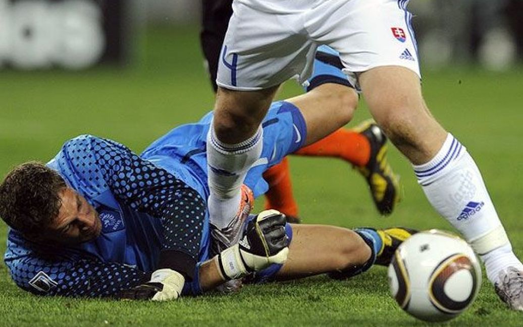 На останній хвилині матчу голландський голкіпер збив Мартіна Якубко у власному карному майданчику... / © AFP