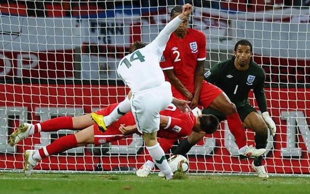 Дедіч атакує ворота англійців. / © AFP