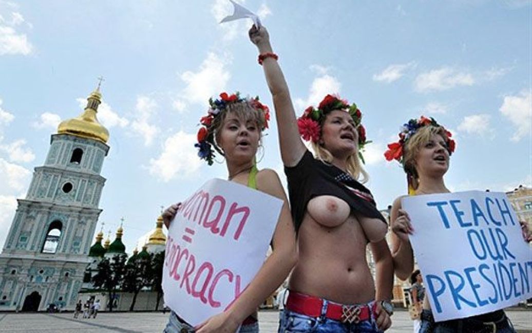Активістки жіночого руху FEMEN звернулись до Гілларі Клінтон з проханням навчити український уряд гендерній рівності та демократії. / © AFP