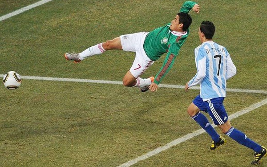 Баррера пробиває по воротах Аргентини, лежачи у повітрі / © AFP