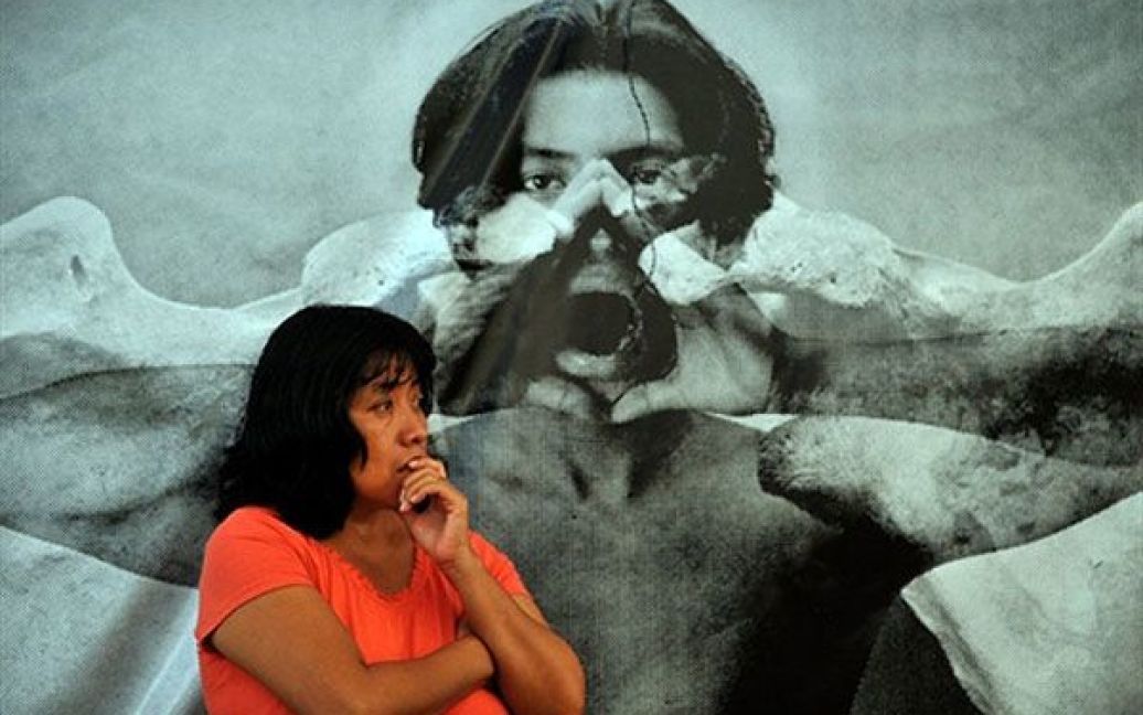 Гватемала. Жінка бере участь у церемонії на честь гватемальців, зниклих під час збройного конфлікту 1960-1996 рр., яку провели на кладовищі Ла Вербене у місті Гватемала. У Гватемалі йдуть пошукові роботи, пізніше буде проведено упізнання принаймні 889 людей з 4 братських могил. / © AFP