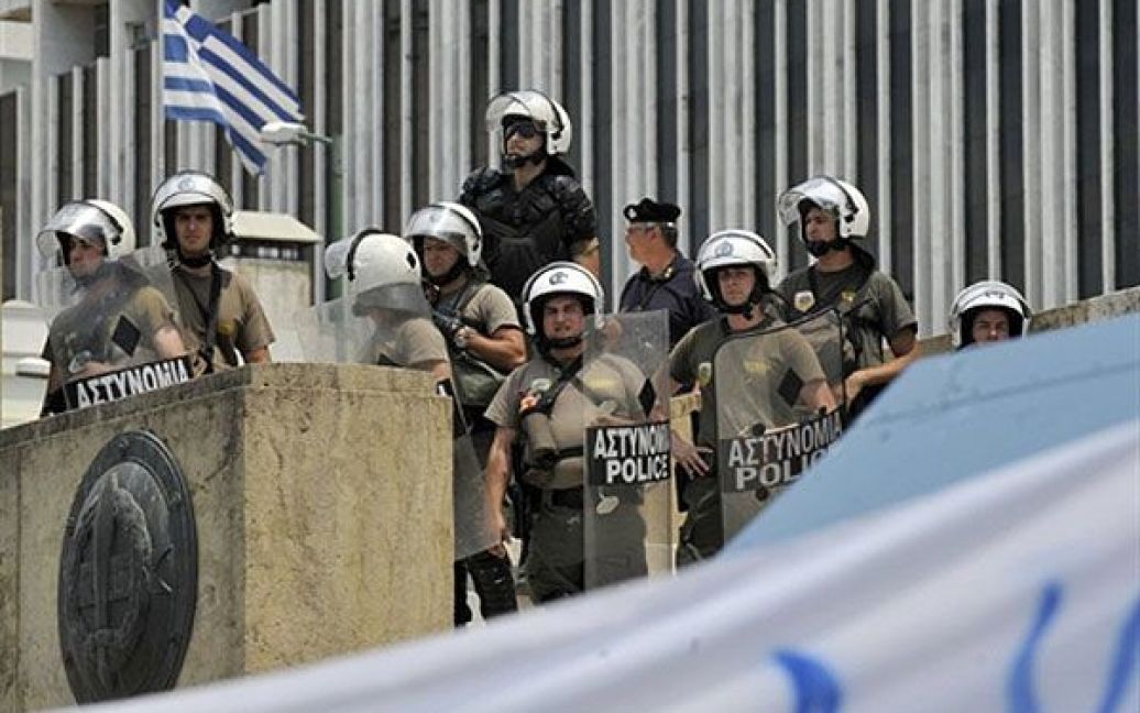 Поліція спостерігає за учасниками акції протесту перед будівлею парламенту в Афінах / © AFP