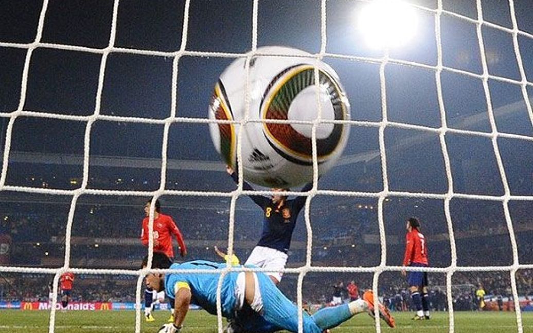 Іньєста забив другий гол у ворота чилійців / © AFP