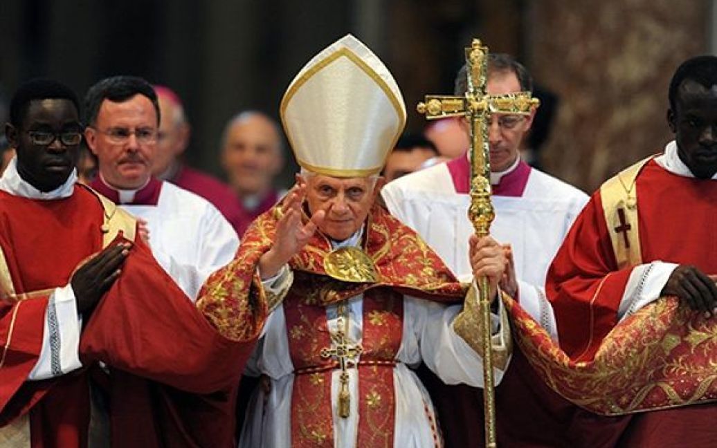 Папа Римській Бенедикт XVI вітає людей, що прийшли вшанувати пам'ять кардинала Баварії Августина Меєра у базиліці Святого Петра. Августин Меєр, який був найстаршим кардиналом, помер 30 квітня у віці 98 років. / © AFP