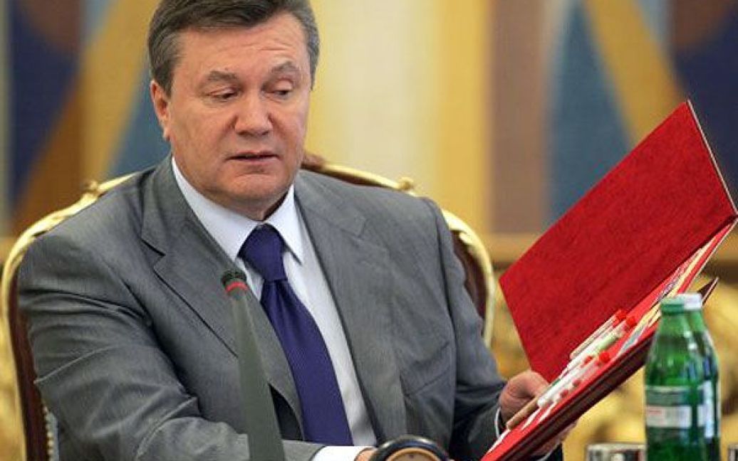 На нараді із правоохоронцями президент Віктор Янукович на власному прикладі продемонстрував, що в Україні наркотики є легкодуступними. / © УНІАН