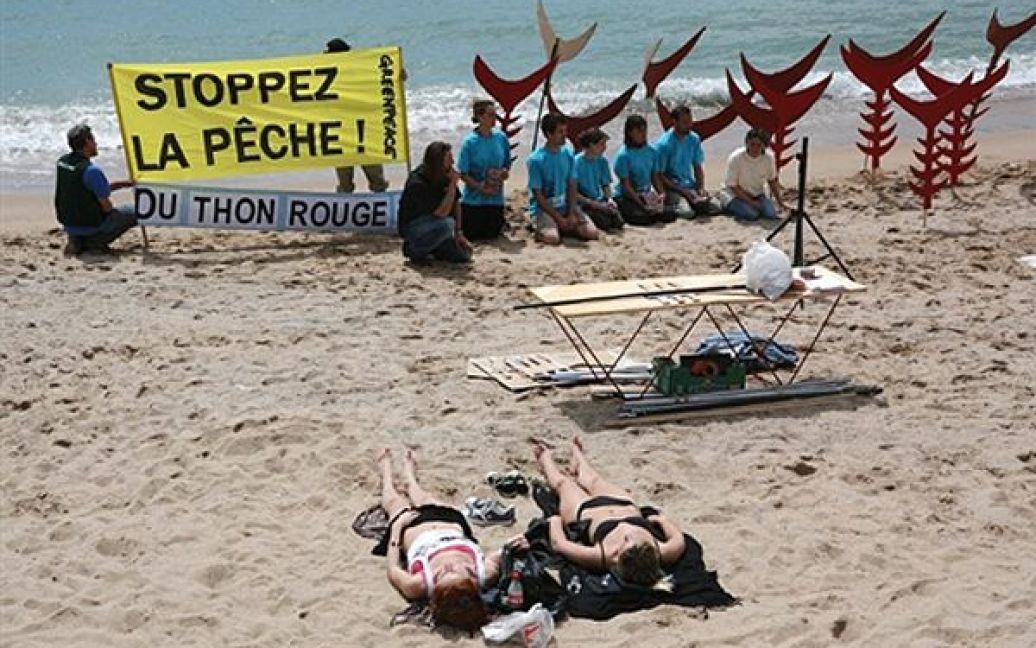 15.05. Активісти природоохоронної організації Greenpeace влаштували акцію проти полювання на червоного тунця на пляжі Канн. / © AFP