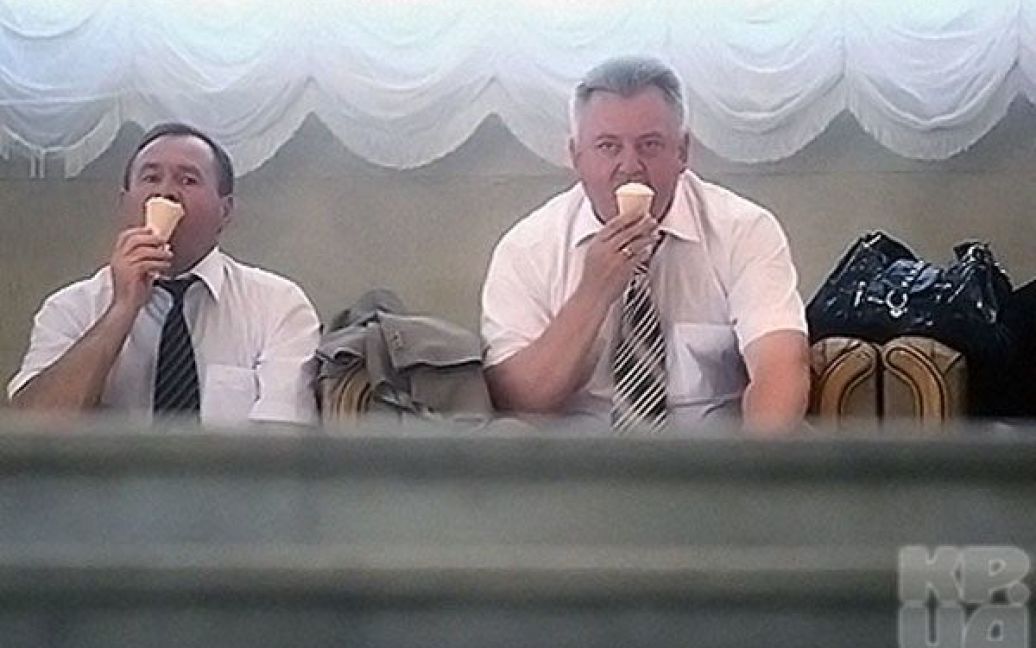 Послухати президента зібралися народні депутати, які після засідання Верховної ради автобусами прибули до палацу "Україна". / © kp.ua