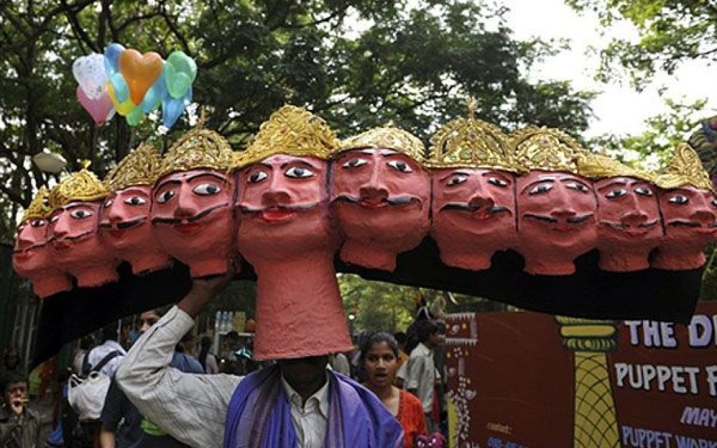 Індія, Бангалор. Чоловік, одягнений у величезну лялькову маску, під час мітингу у Бангалорі. Мітинг був організований з метою підвищення інформованості населення про вмираючі місцеві традиції лялькових вистав і лялькове мистецтво. / © AFP