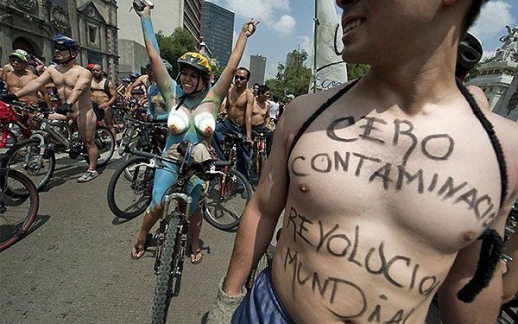 У всьому світі тисячі велосипедистів взяли участь у голому велопробігу "World Naked Bike Ride" / © AFP