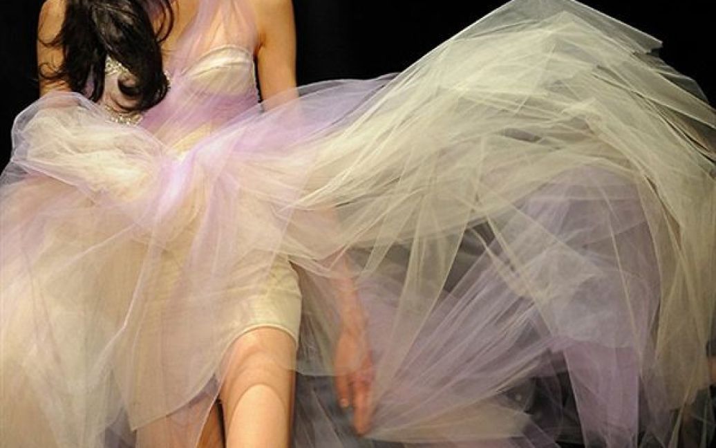 Модель представляє сукню з колекції "Арабська принцеса" дизайнера Алекса Перрі на Австралійському тижні моди у Сіднеї. / © AFP