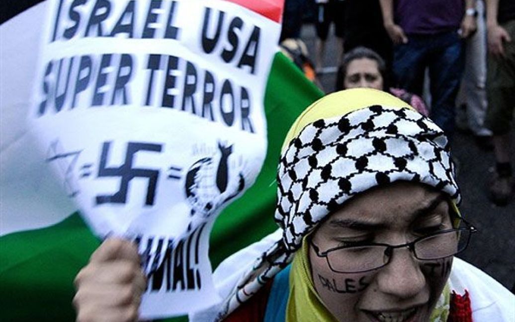 Іспанія, Мадрид. Учасниця антиізраїльської акції протесту перед будівлею посольства Ізраїля у Мадриді. / © AFP