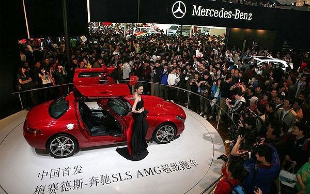 Світова прем’єра Mercedes-Benz SLS AMG на пекінському автосалоні. / © Getty Images/Fotobank