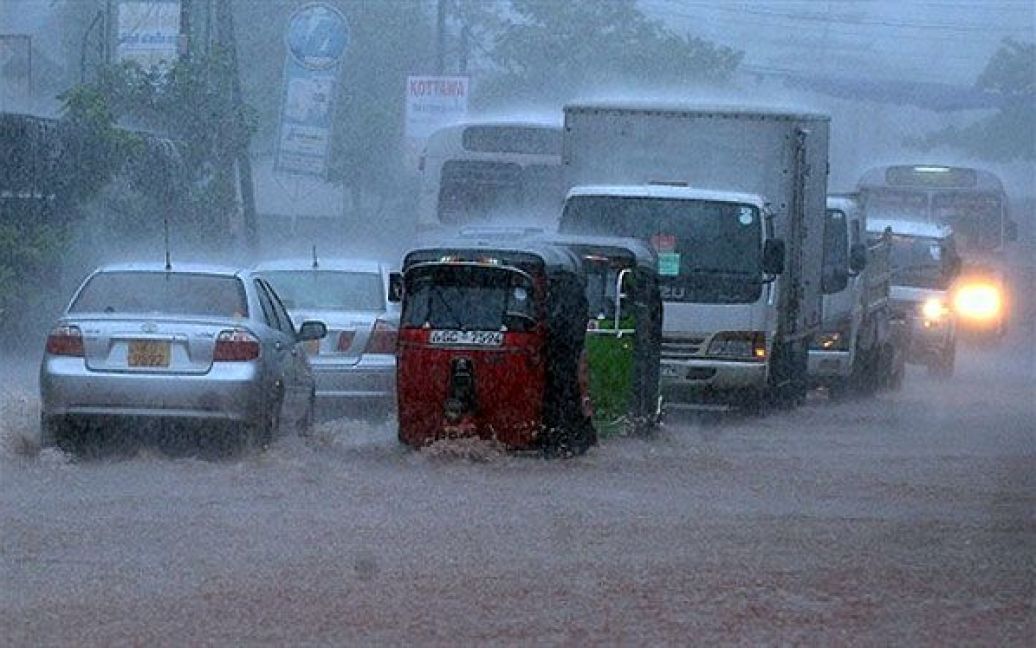 Шрі-Ланка, Коломбо. Транспорт на затоплених вулицях Коломбо. Столиця Шрі-Ланки потерпає від сильних злив. / © AFP