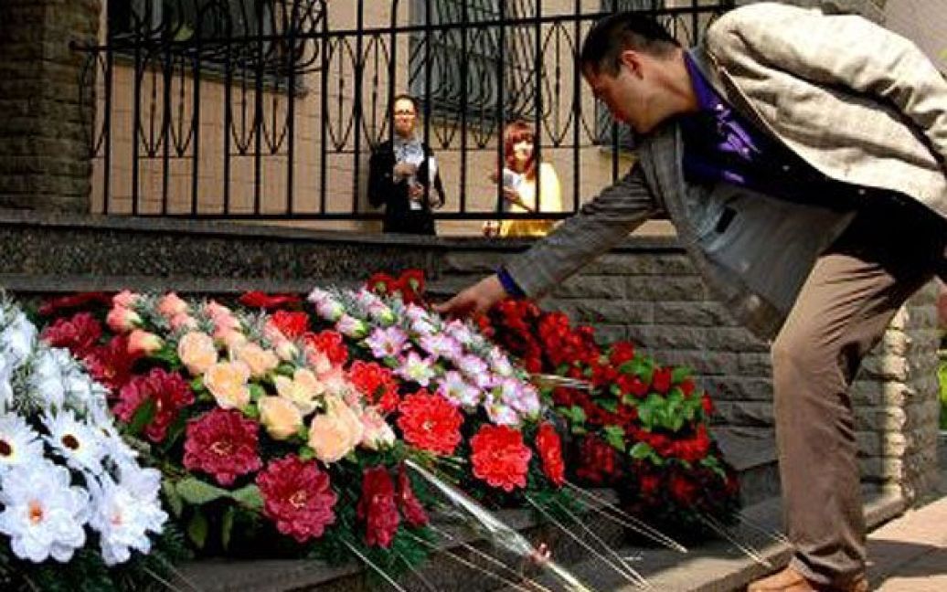 Учасники акції протесту поклали квіти та вінки до райвідділу міліції, в якому загинув студент Ігор Індило. / © УНІАН