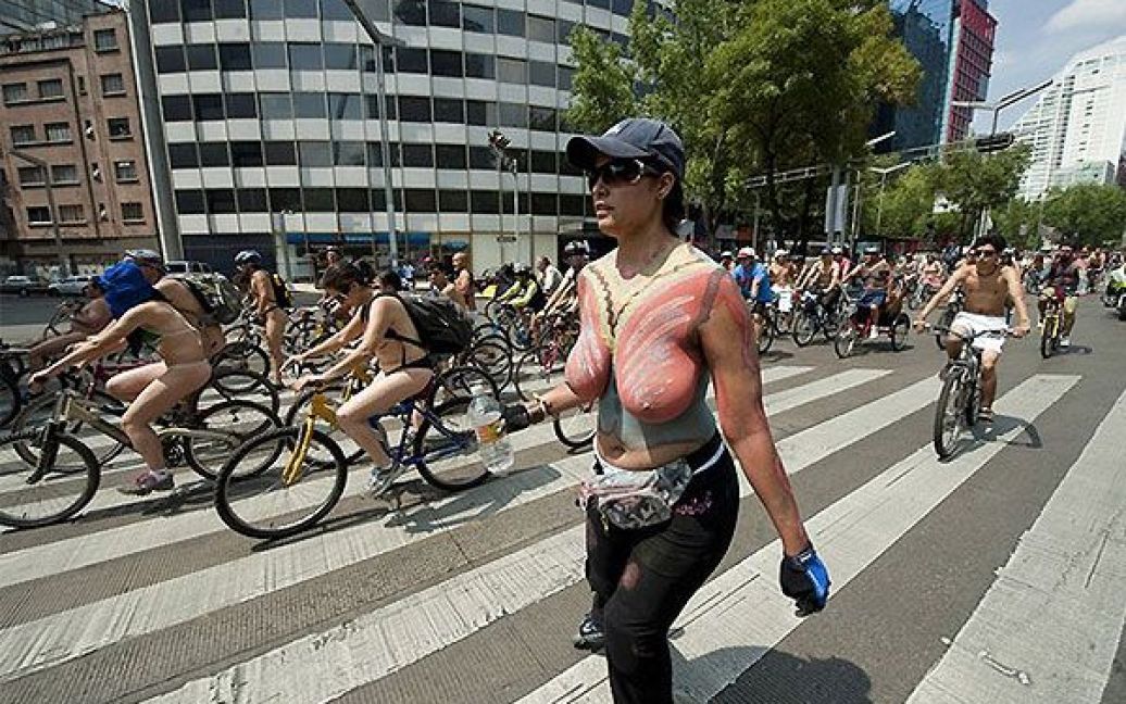 Учасники голих велопробігів "World Naked Bike Ride" виступають проти забруднення навколишнього середовища, агресивних водіїв і залежності від нафти. / © AFP