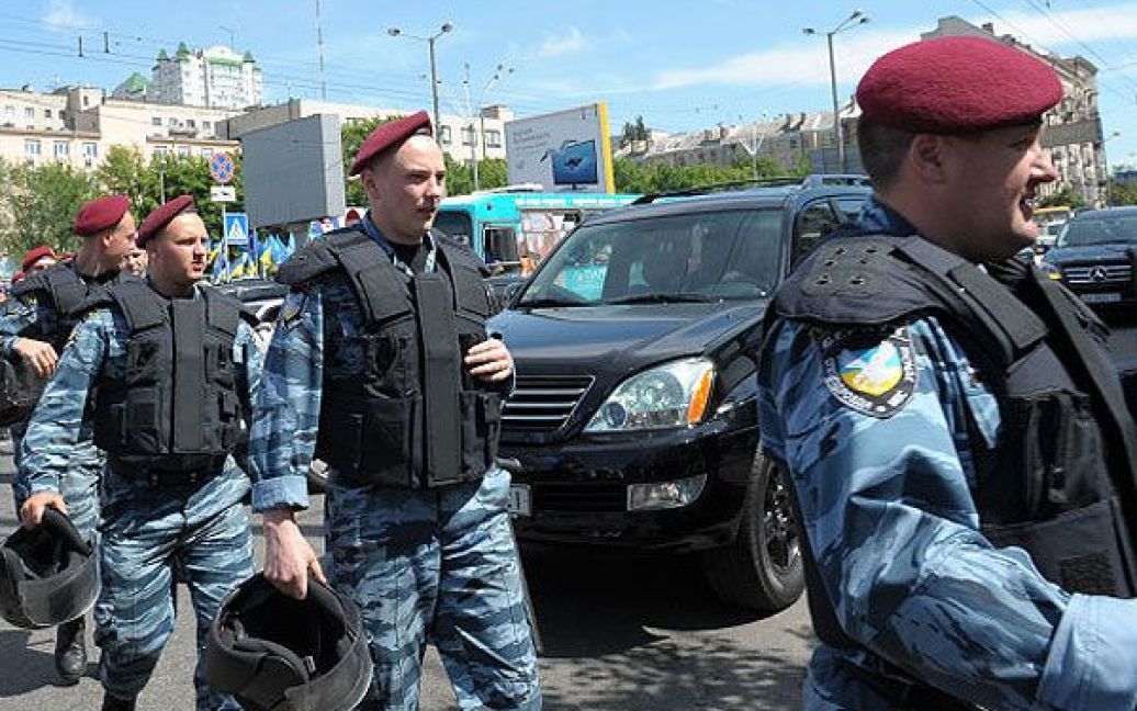 Опозиціонери з партії "За Україну" опинилися в щільному кільці міліціонерів перед палацом "Україна". / © zaukrainu.org