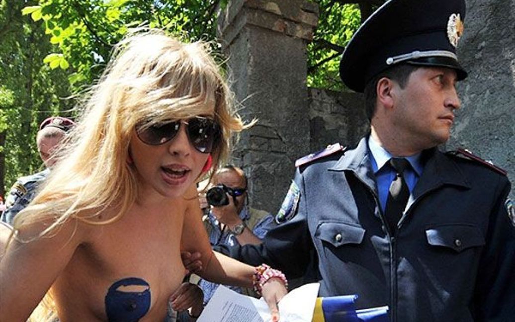 Співробітники міліції затримали активісток руху FEMEN ще до початку акції, коли вони в одному з провулків недалеко від посольства готувалися до акції / © AFP