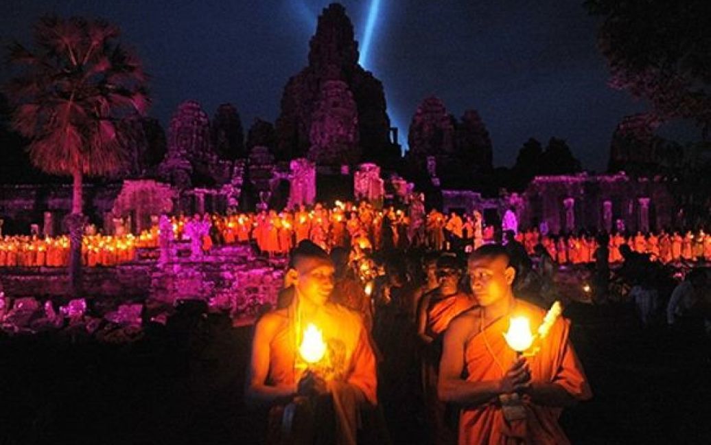 Святкування 2554-ої річниці народження Будди у Анкгорському монастирі. Тисячі камбоджійців приїхали до Анкгор-Ват для святкування народження, просвітлення та смерті Будди. / © AFP