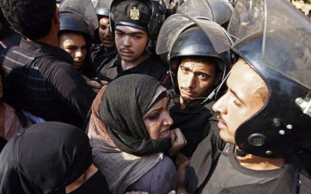 Єгипет, Каїр. Перед будівлею Міністервства внутрішніх справ у Каїрі стались сутички між активістами і поліцейськими під час демонстрації протесту проти жорстокості поліції. Організація "Міжнародна амністія" закликала провести негайне, повне і незалежне розслідування за фактом жорстокого вбивства Халеда Мухаммеда Саїда, який загинув "в руках єгипетських сил безпеки у місті Олександрія". / © AFP