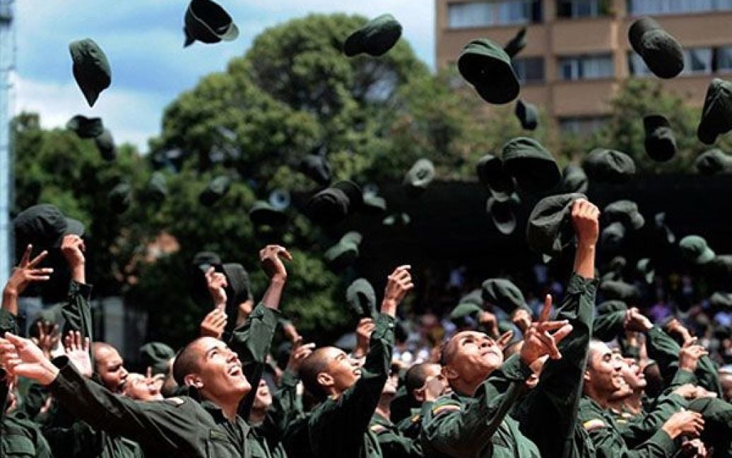 Колумбія, Медельїн. Випускники колумбійської поліцейської академії кидають шапки у повітря під час випускної церемонії у Медельїні, департамент Антіокия. / © AFP