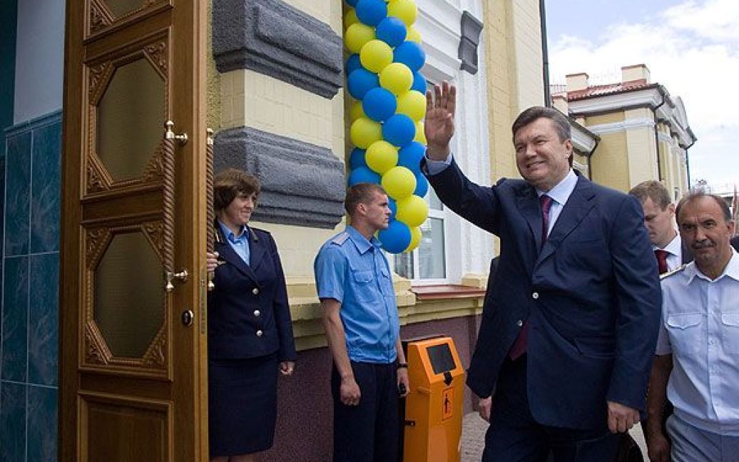 Янукович подякував усім, хто за таких непростих умов долучився до відкриття нової ділянки залізниці,  зокрема &ndash; будівельникам. / © President.gov.ua