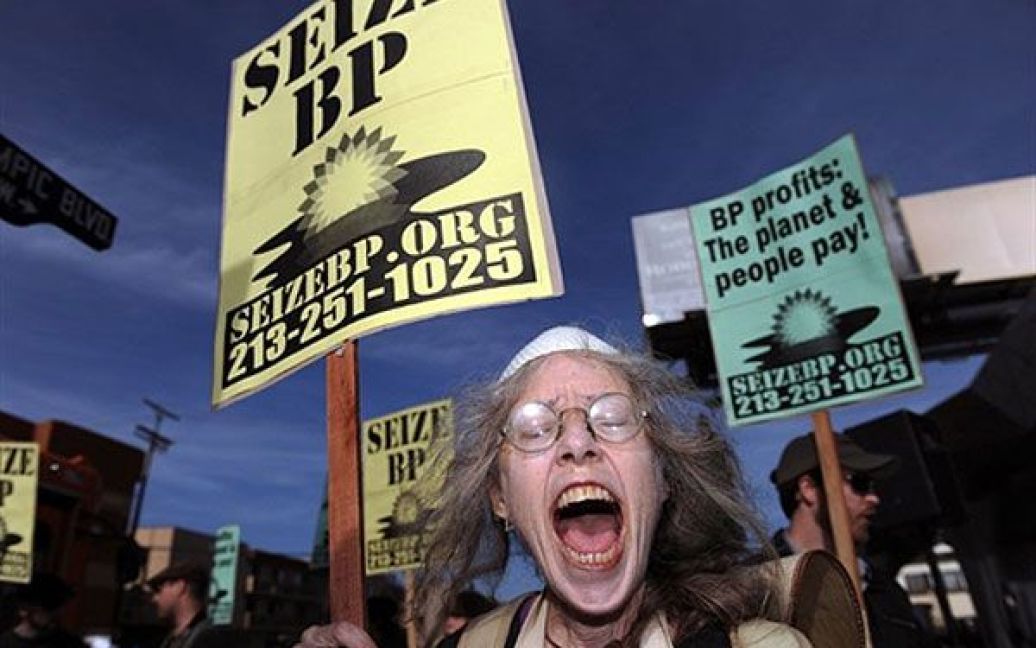 США, Лос-Анджелес. Протестувальник викрикує гасла проти компанії "BP" під час акції протесту перед станцією будівлею BP "Green Curve". Президент США Барак Обама заявив, що відповідальність за витік нафти у Мексиканській затоці несе британська компанія "ВР", і пообіцяв виставити їй рахунок за ліквідацію наслідків аварії. / © AFP