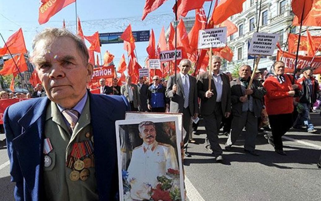 Прихильники КПУ несли також портрети колишніх лідерів СРСР. / © AFP