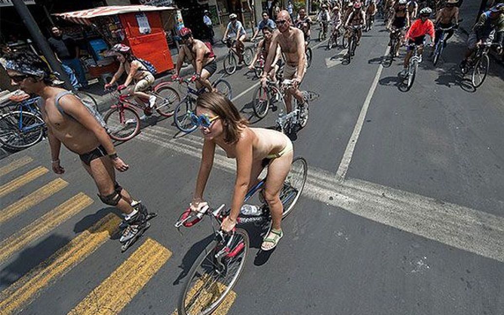 Голі велопробіги також мають привернути увагу до проблеми вразливості велосипедистів на дорогах / © AFP