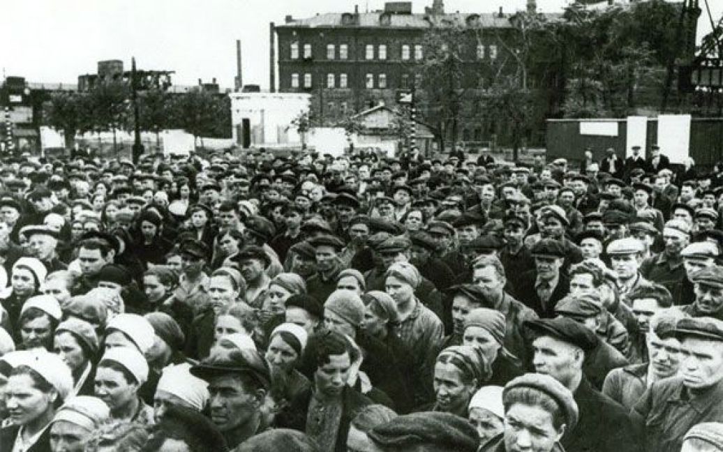 Працівники заводу "Серп і Молот" слухають повідомлення Радянського інформбюро про напад фашистської Німеччини на Радянський Союз, Москва, 21 червня 1941 року. / © 