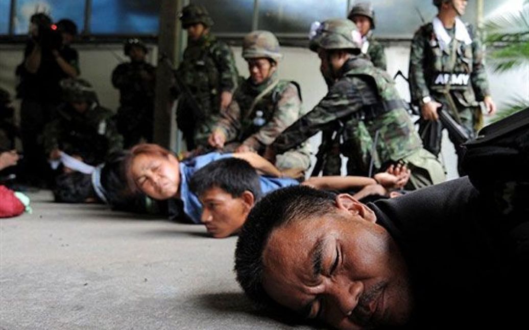 лідери тайської опозиції, у тому числі Наттхавут Сайкиа і Чатупхон Промпхан, прибули до будівлі Головного управління національної поліції, розташованої за 300 метрів від трибуни, і здалися. / © AFP