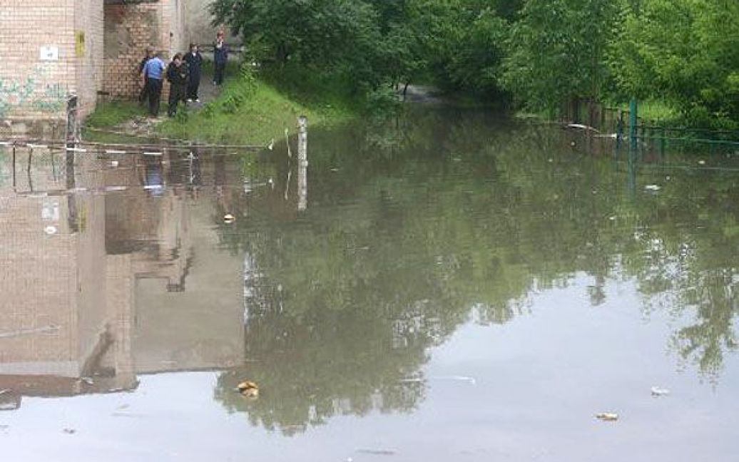 У Тернополі після сильної зливи затопленими виявились кілька вулиць. / © УНІАН