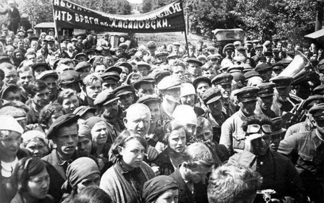 Мешканці Омська слухають повідомлення про напад фашистської Німеччини на СРСР, червень 1941 року. / © 