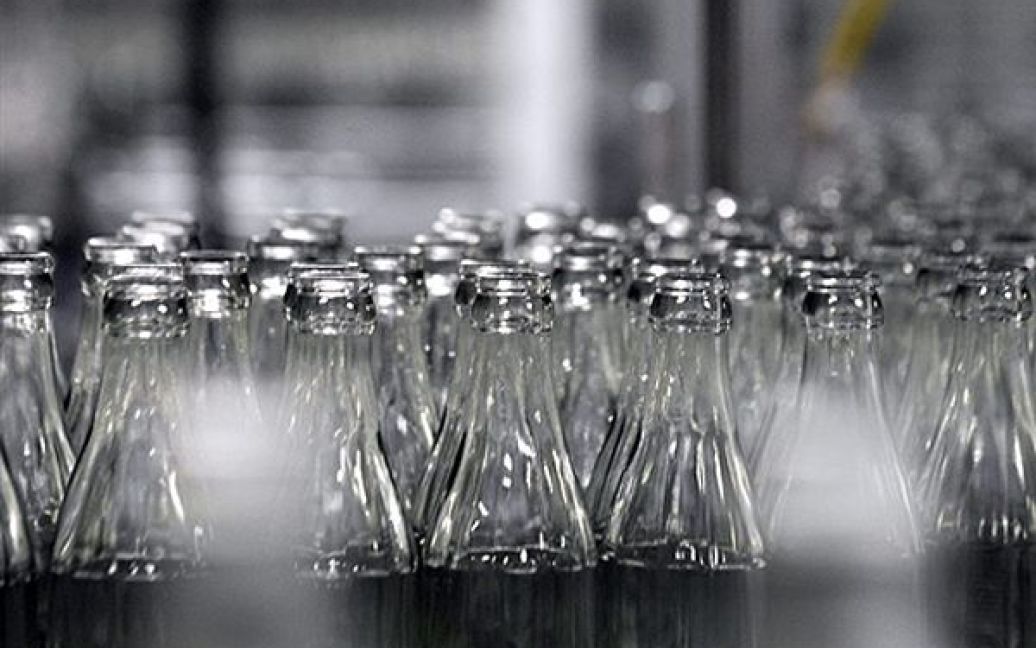 Порожні пляшки на конвеєрі заводу Coca-Cola Beverages у Кламарі, Франція. / © AFP
