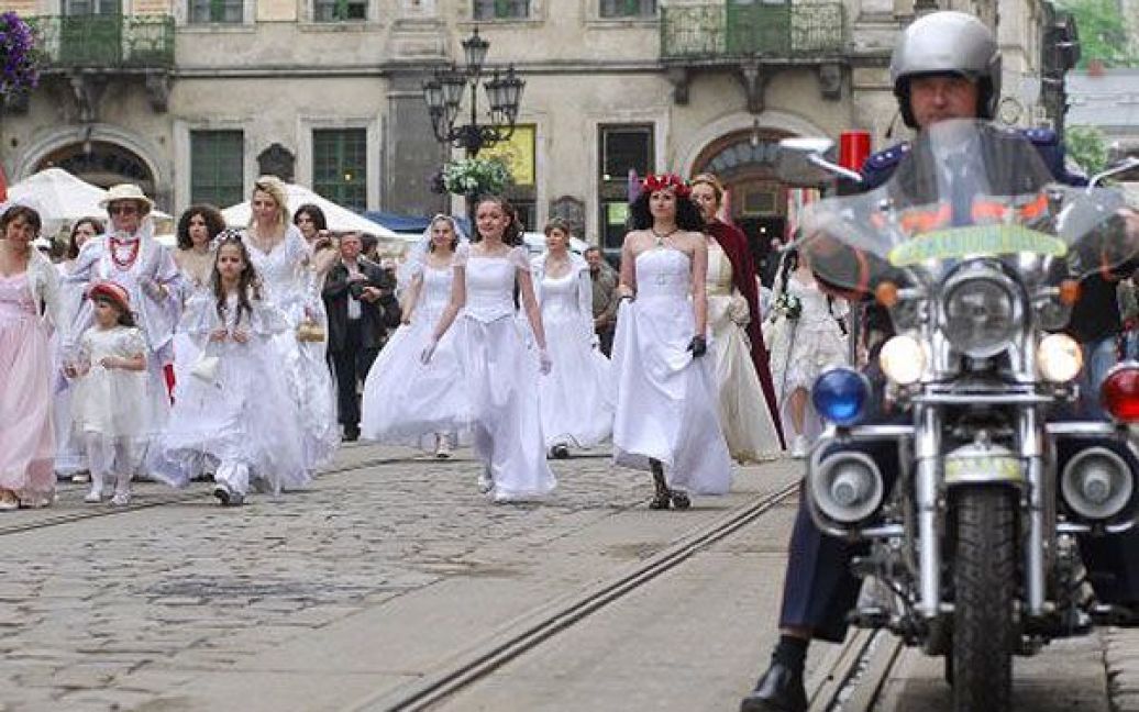 У Параді наречених у Львові взяли участь біля двадцяти дівчат. / © УНІАН
