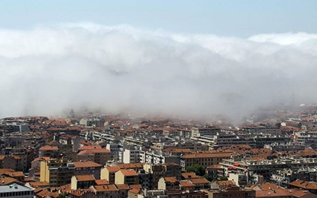 Франція, Ніцца. Туман вкриває французьке південне місто Ніццу. / © AFP