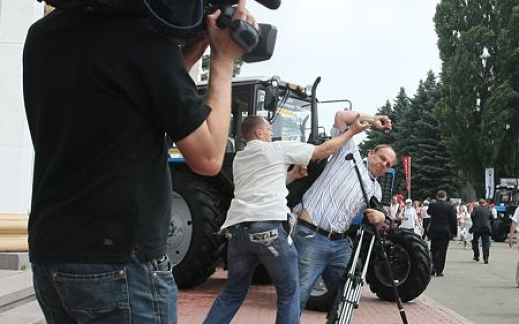 Охорона Віктора Януковича перешкоджала тележурналісту СТБ Сергію Андрушку вести репортаж / © IMK