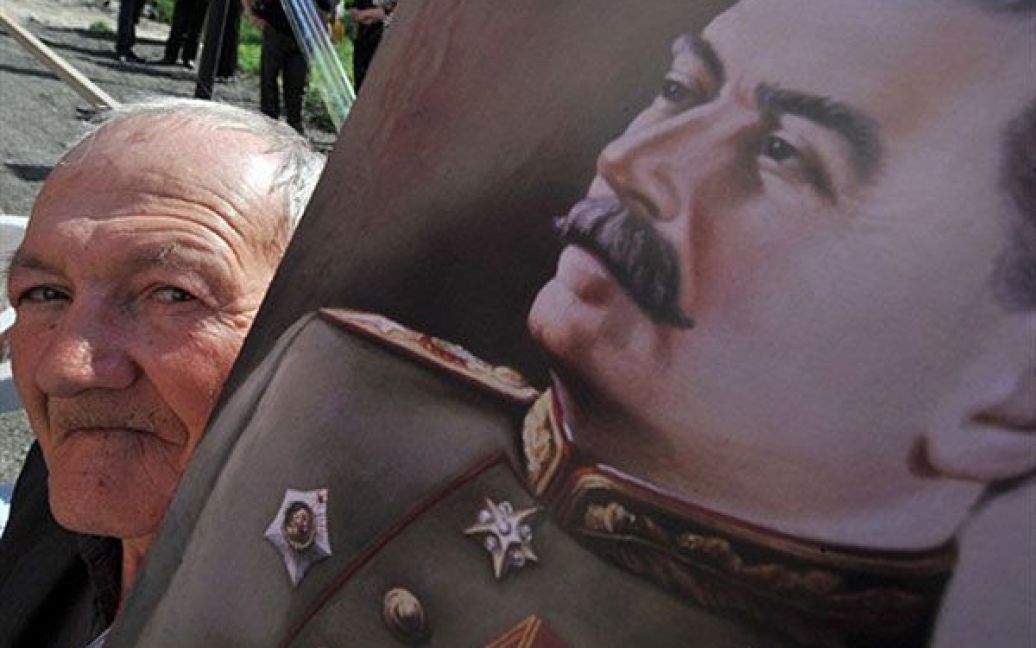 У Запоріжжі прихильники комуністичної партії України провели урочисте відкриття пам'ятника Йосипу Сталіну, приурочене до Дня Перемоги 9 травня. / © AFP